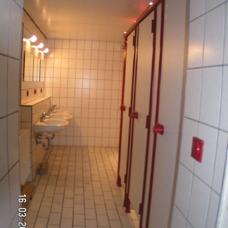 Dusch und Waschraum im Keller mit 3 Waschbecken und 4 Duschkabinen 04