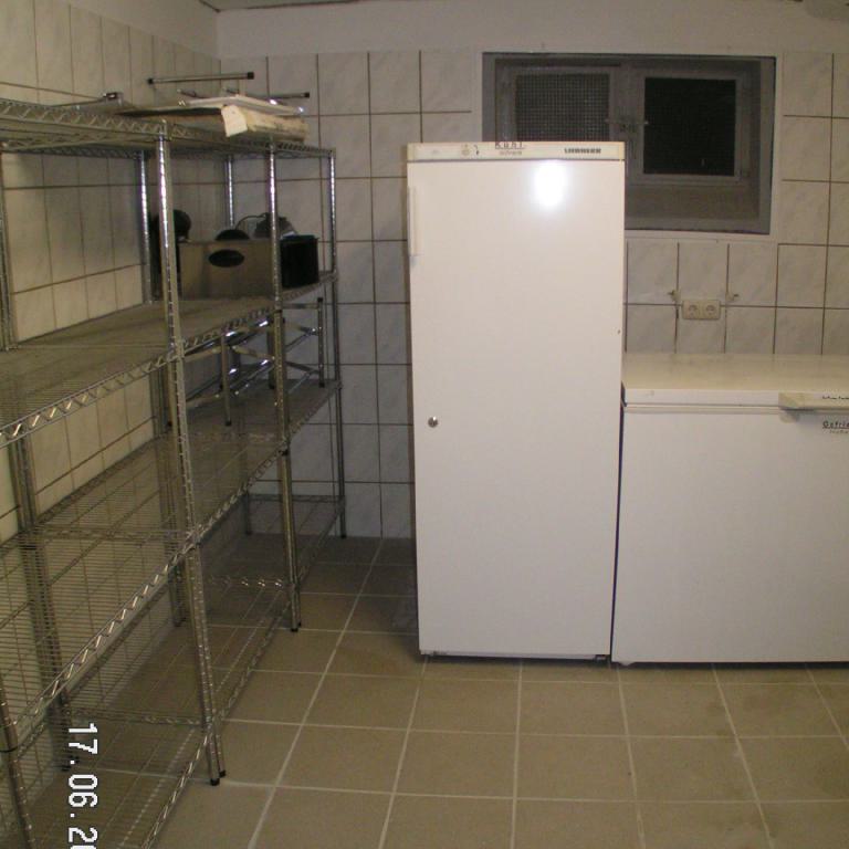 Vorratsraum mit Waschmaschine, Trockner und Kühlgeräten 05