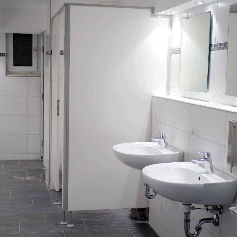 Toilettenanlage im Keller 11