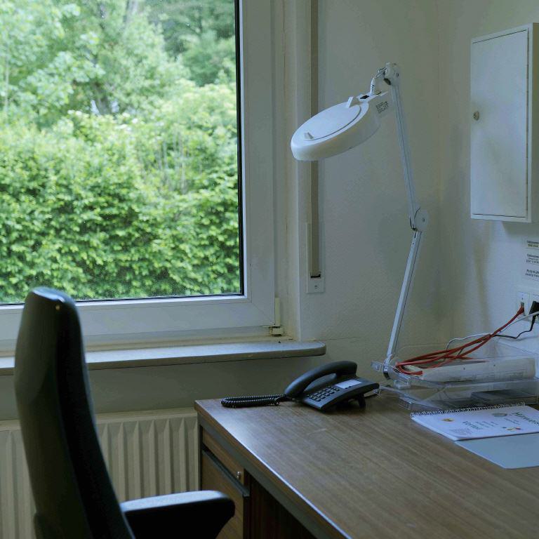 Büro mit Schreibtisch, Telefon. LAN Anschluss, und 2 Etagenbetten 02