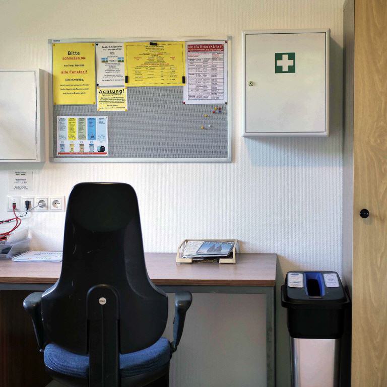 Büro Schreibtisch mit Telefon und LAN Anschluß 01