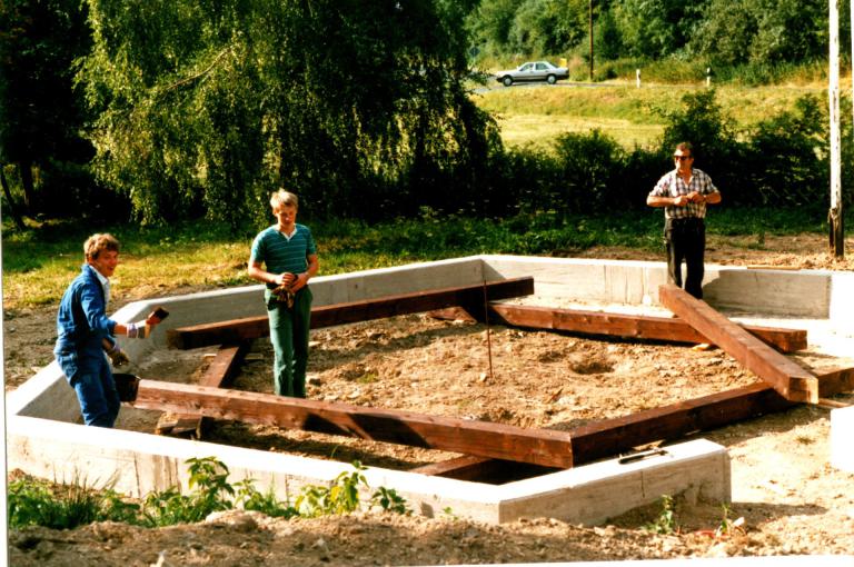Fundament der Grillhütte bearbeiten  (1987) v.links:Stefan Witt, AndreasMarienfeld, Gerhard Ruhnk- Bauleiter.